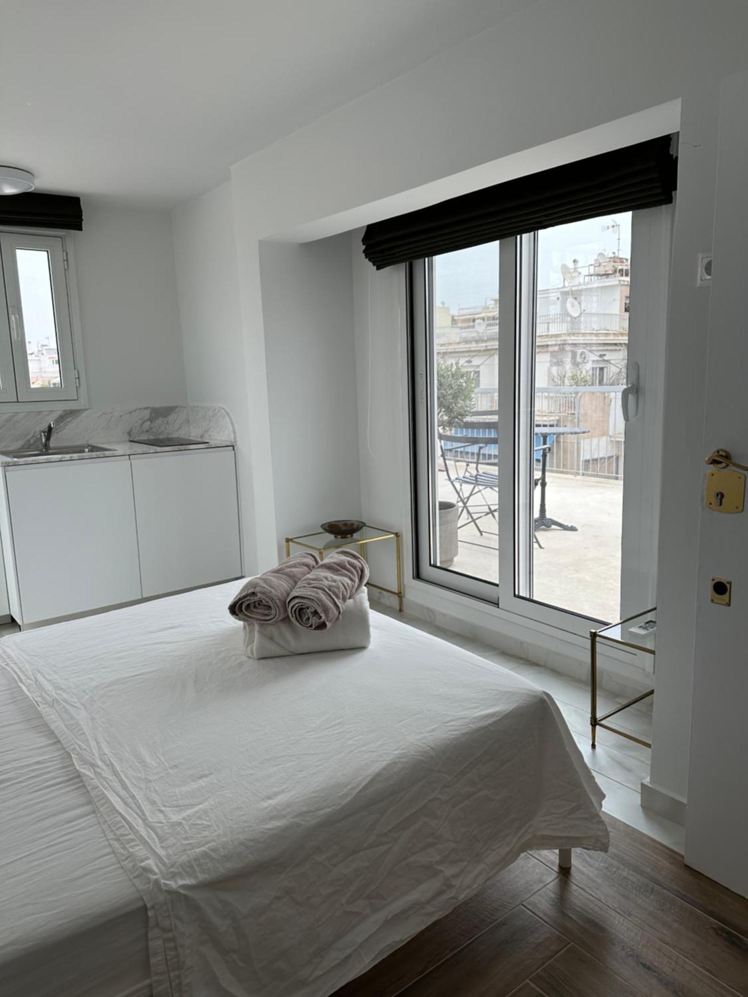 Graffiti Roof Apartment เอเธนส์ ภายนอก รูปภาพ